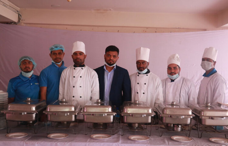 প্রতিনিধি সম্মেলেন মাধ্যাহ্নভোজ পরিবেশনের দায়িত্বে ছিলেন যারা। ছবি: বিপ্লব দিক্ষিৎ