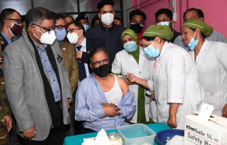 মন্ত্রিসভার দ্বিতীয় সদস্য হিসেবে কোভিড-১৯ টিকা গ্রহণ করলেন সংস্কৃতি প্রতিমন্ত্রী কে এম খালিদ। ছবি: পিআইডি