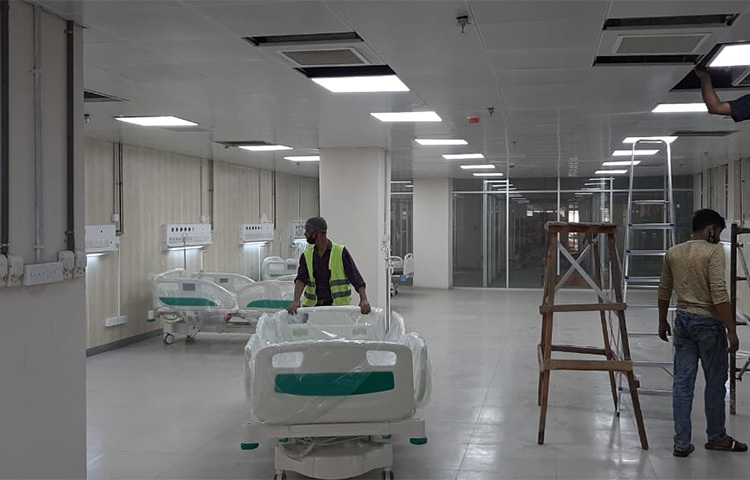করোনা রোগীদের জন্য প্রস্তুত হচ্ছে হাসপাতালটি। ছবি: মুসা আহমেদ