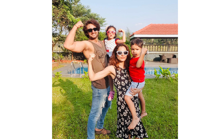 সৌরভ রাজ ও ঋদ্ধিমার যমজ সন্তান হৃষিকা ও ঋষভ। ছবি: সংগৃহীত