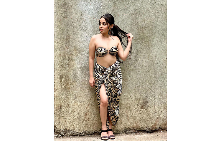 অ্যানিম্যাল প্রিন্ট বিকিনি টপ তার আবেদন বাড়িয়ে দিয়েছে বহুগুণ। ছবি: সংগৃহীত