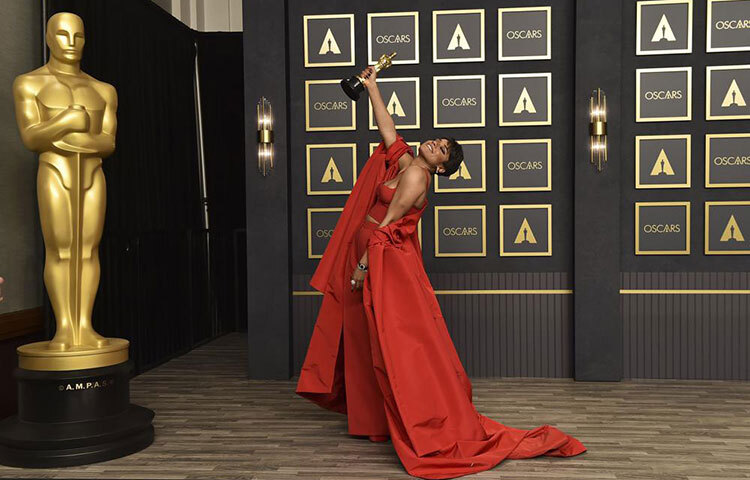 এবার সেরা সহ-অভিনেত্রীর পুরস্কার জিতেছেন আরিয়ানা ডিবোস। ছবি: সংগৃহীত