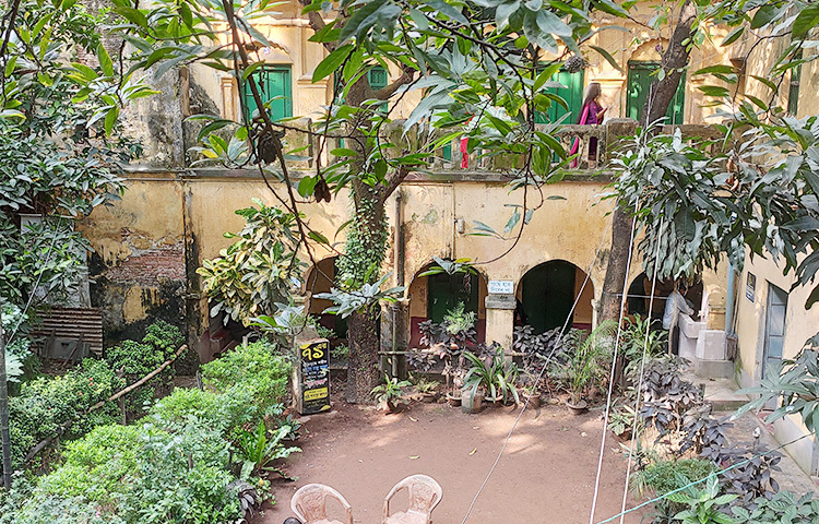 বোর্ডিংয়ের মূল প্রাঙ্গণে বসে আড্ডা দিচ্ছেন দর্শনার্থীরা। ছবি: ঝরনা আক্তার জয়া