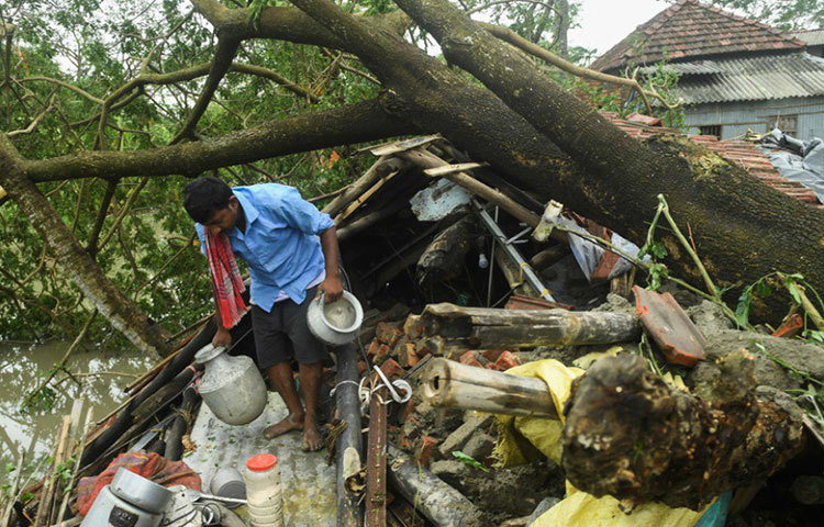 আম্ফানের প্রকোপে দিঘায় রাতারাতি আশ্রয়হীন মানুষ।