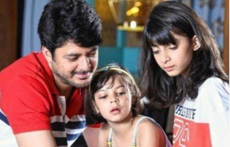 যিশু সেনগুপ্ত ও নীলাঞ্জনার দুই কন্যা সারা এবং জারা। কিছুদিন আগেই বাবার সঙ্গে উমা ছবিতে দেখা গিয়েছে তাদের বড় মেয়ে সানাকে।