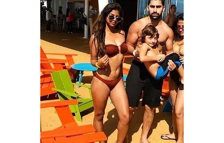 ছোট ভাই ও বন্ধুদের সঙ্গে।