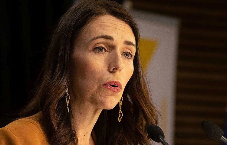 সাংবাদিকদের সঙ্গে আর্ডার্নের আচরণ ছিল সৌজন্যমূলক। এই কঠিন পরিস্থিতিতে সাংবাদিকদের কোনো প্রশ্নে তিনি মেজাজ হারাননি। বরং, কোনো সাংবাদিক যখন প্রশ্ন করতে ভুলে গিয়েছে, মজা করে আর্র্ডেন বলেছেন, তার ঘুম কম হচ্ছে!