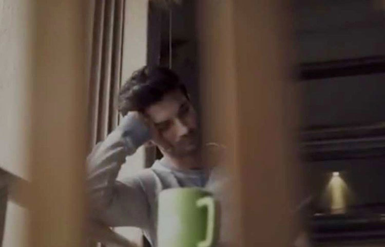 শুধু সাজিয়ে রাখা নয়। ব্যস্ত অভিনেতা গোগ্রাসে পড়তেনও বই। মনের মতো বই আর কফির কাপ হাতে কেটে যেত সুশান্তের সময়।