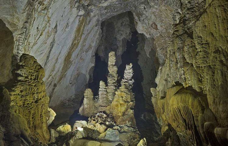 বাধা বলতে শুধু এই চুনাপাথরের স্তম্ভ। না হলে বোয়িং ৭৪৭ উড়ে যেতে পারত এই গুহাপথে। ৪০ তলা উঁচু স্কাইস্ক্র্যাপারকে আশ্রয় দিতেও প্রস্তুত এ এই গুহা।