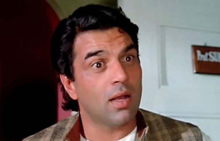 ১৯৭৫ সালে ‘শোলে’ মুক্তি পাওয়ার আগে পর্যন্ত ‘জীবন মৃত্যু’, ‘শরাফত’, ‘গুড্ডি’, ‘সীতা অউর গীতা’, ‘ইয়াদোঁ কি বারাত’, ‘দোস্ত’, ‘চুপকে চুপকে’— একের পর এক হিট ছবি উপহার দেন ধর্মেন্দ্র। ‘শোলে’ ছবিতে তার অভিনয় অত্যন্ত জনপ্রিয় হয়। কিন্তু তত দিনে তার উপর ছায়া ফেলতে শুরু করেছেন অমিতাভ বচ্চন।