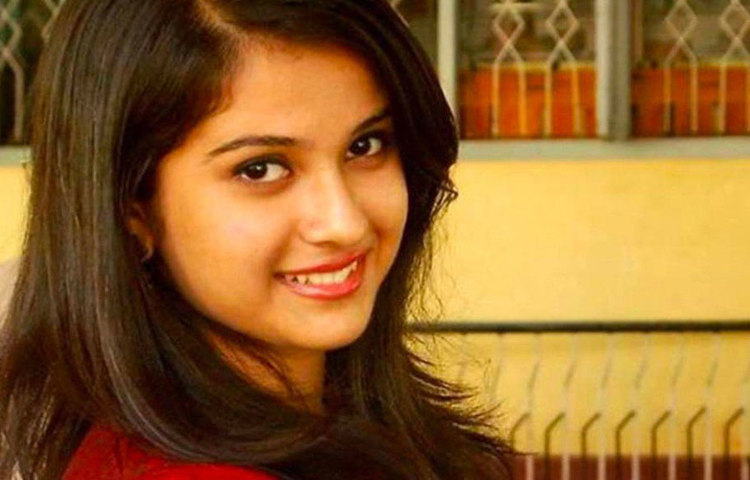 সুশান্তের মৃত্যুর পাঁচ দিন আগে মুম্বাইয়ের মালাডের একটি বহুতল থেকে পড়ে রহস্যমৃত্যু হয় দিশার। তার এবং সুশান্তের মৃত্যু যে নিছক সমাপতন নয়, এই দাবি সোশ্যাল মিডিয়ায় ক্রমে জোরদার হয়েছে। এমনও অভিযোগ উঠেছে, দিশাকে গণধর্ষণের পরে খুন করা হয়েছে। সে কথা জানতে পেরেছিলেন বলে নাকি খুন করা হয়েছে সুশান্তকেও।