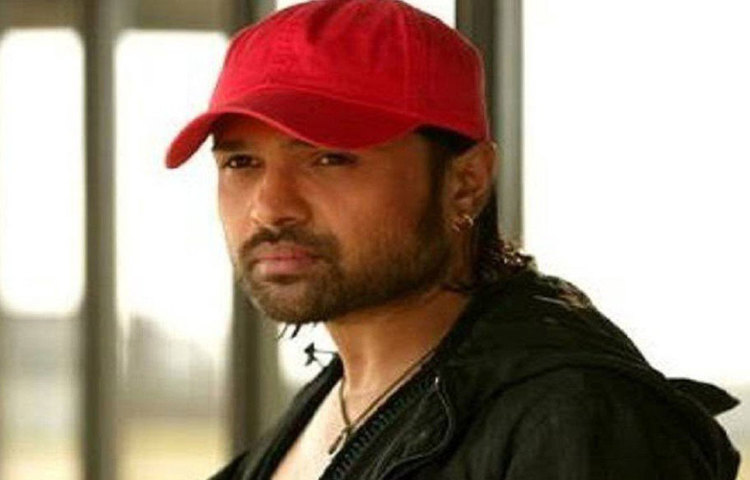 কিন্তু ‘আশিক বানায়া আপনে’র সময় থেকেই ধীরে ধীরে প্লেব্যাকের দিকে ঝোঁকেন হিমেশ। শুরুতে ‘নাকি সুরে’ গান গাওয়ার জন্য তীব্র সমালোচনার মুখে পড়েন তিনি। কিন্তু সাধারণ মানুষের মধ্যে হিমেশের গান ব্যাপক জনপ্রিয় হয়ে ওঠে। শুধু গানই নয়, হিমেশের চলাফেরা, তার পোশাক, টুপি এ সবেরই অনুকরণ করতে শুরু করেন অনেকে। হিমেশের ব্যাপক জনপ্রিয়তা দেখে তাকে নিয়ে ছবি পরিকল্পনা করতেও শুরু করে দেন প্রযোজক-পরিচালকরা।