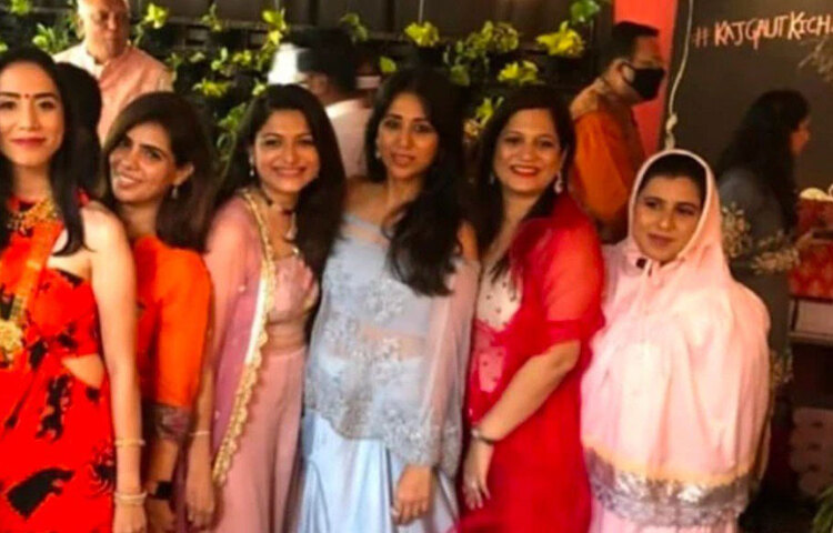 এই অনুষ্ঠানে হবু দম্পতির পাশাপাশি চোখে পড়েছেন কাজলের ঘনিষ্ঠ বন্ধুরাও। লেহঙ্গা-চোলি থেকে শুরু করে ফ্রোরাল ইন্ডিয়ান-ওয়েস্টার্ন আউটফিটে সকলেই নজর কেড়েছেন। গ্রুপ ফোটোসেশনেও স্মিত হাসিতে ধরা পড়েছেন কাজলের বন্ধুরা।