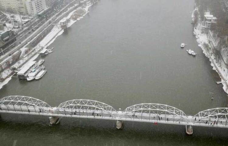 সম্প্রতি চীনের লানচৌ শহরে তুষারপাত হয়েছে। হুয়াংহ্য নদী ও সাদা তুষার ঢাকা শহর মিলে এক সুন্দর দৃশ্যের সৃষ্টি হয়। ছবি: সিআরই