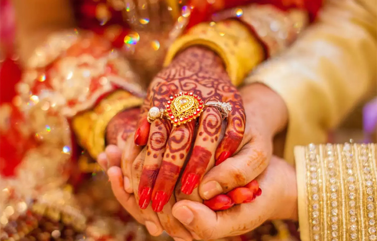 আমাদের প্রতিবেশী দেশ ভারতে বিয়েতে কনেরা মেহেদি পরে থাকেন। ভারতে মেহেন্দিকে বিয়ের জন্য শুভ লক্ষণ বলা হয়ে থাকে। ছবি: সংগৃহীত