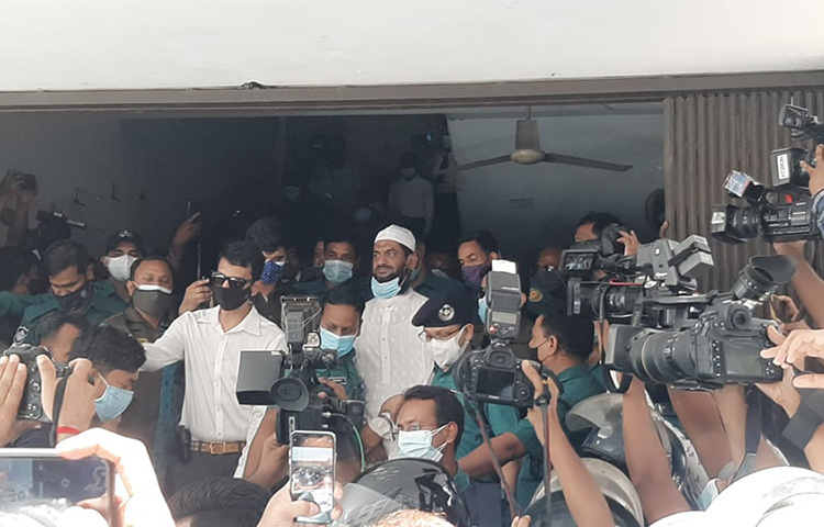 কড়া নিরাপত্তার মধ্যে মামুনুল হককে আদালতে হাজির করা হয়। ছবি: বিপ্লব দিক্ষিৎ