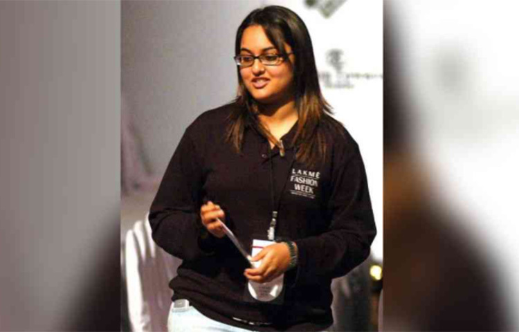 সোনাক্ষী সিংহ: ছোটবেলায় তার ওজন ছিল ৯৫ কেজি। ‘দাবাং’ ছবির জন্য অভিনয়ে এসেই ৩০ কেজি ওজন কমিয়ে ফেলেন। শরীরচর্চার পাশাপাশি নিয়ন্ত্রণে রেখেছেন খাওয়া-দাওয়া। ছবি: সংগৃহীত