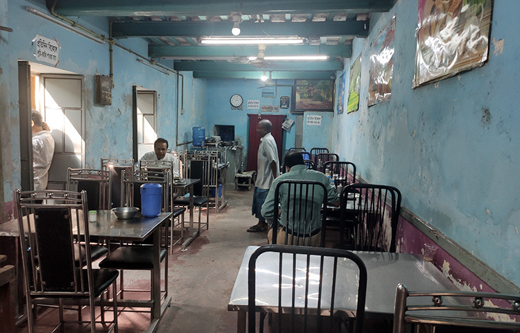 এছাড়াও দর্শনার্থীদের জন্য রয়েছে খাওয়া-দাওয়ার ব্যবস্থা। সকালের নাস্তা, দুপুরের খাবার ও রাতের খাবার পাওয়া যায় বোর্ডিংয়ের রেস্তোরাঁয়। রেস্তোরাঁয় বসে খাবার খাচ্ছেন দর্শনার্থীরা। ছবি: ঝরনা আক্তার জয়া