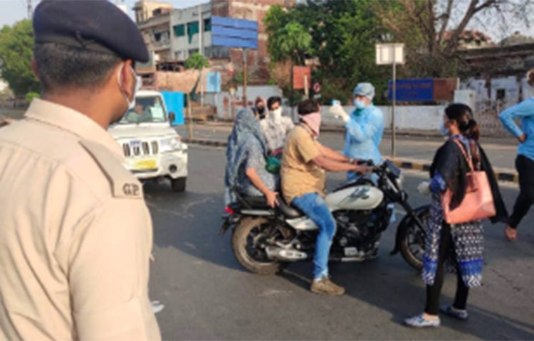 ভারত: ভারতে যেভাবে লাফিয়ে লাফিয়ে বাড়ছে করোনা আক্রান্তের সংখ্যা। তাতে চীনকে ছুঁতে আর খুব বেশি দেরি নেই ভারতের। এখন পর্যন্ত এ দেশে করোনা আক্রান্তের সংখ্যা ৭৮,১৯৪ জন। পাশাপাশি মৃত্যু হয়েছে ২৫৫১ জনের।