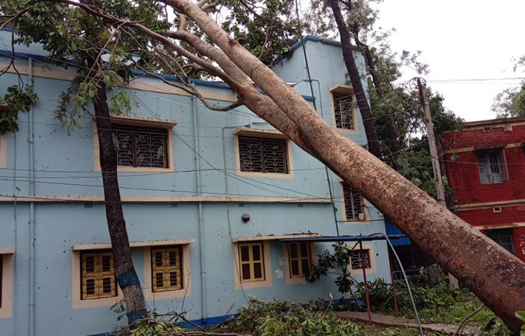 হাওড়ার ডোমজুড়ে একটুর জন্য রক্ষা পেয়েছে বিডিও অফিস।