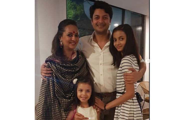 লকডাউনে দুই মেয়ের সঙ্গে কিছুটা সময় কাটাতে পারছেন টলিপাড়ার অন্যতম ব্যস্ত অভিনেতা।