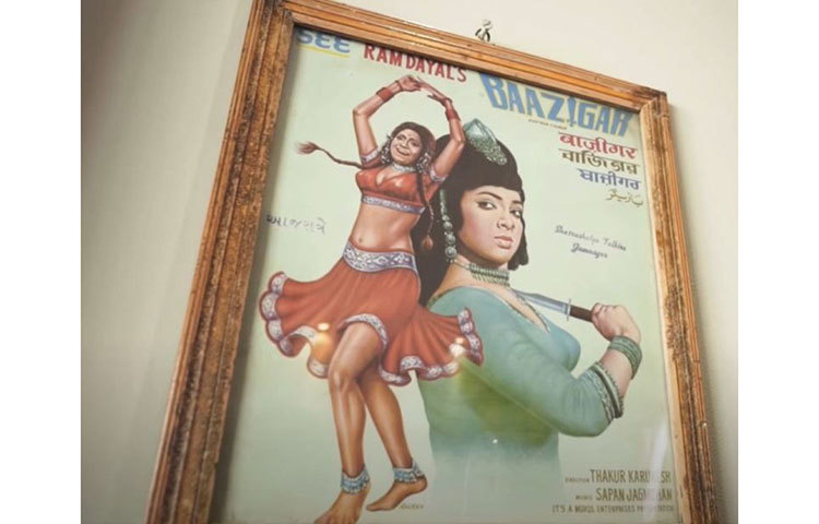 বাছাই করা পেন্টিং দিয়ে সাজিয়েছিলেন নিজের বাংলো। কোনো ছবি মহাকাশ অভিযানের। কোথাও ভিন্টেজ বাহন। কোথাও আবার ফ্রেমবন্দি পুরনো সিনেমার পোস্টার।