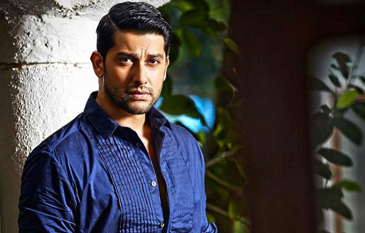 কিন্তু তার পরই ফিকে হতে থাকেন তিনি। এক সংবাদমাধ্যমকে তিনি বলেছিলেন, ‘রাজা হওয়ার পর যদি গুরুত্ব না থাকে, তা অত্যন্ত বেদনাদায়ক। আমারও মনে হত, বলিউড দুনিয়ায় আমিই বোধহয় সব থেকে অপ্রয়োজনীয়।’ পুণের নাইট ক্লাবে ড্রাগ নিতে গিয়ে ধরাও পড়েছিলেন তিনি।