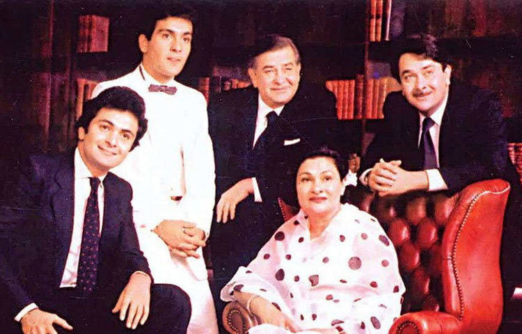 রাজ কাপুরের ‘রাম তেরি গঙ্গা মৈলী’-তে বলিউডে ইনিংস শুরু করেছিলেন রাজীব কাপুর। কিন্তু বাকি দু’ ভাইয়ের মতো ভাগ্য তার প্রতি সুপ্রসন্ন ছিল না। ইন্ডাস্ট্রিতে সাফল্য অধরাই থেকে গিয়েছ রাজ কাপুরের ছোট ছেলের কাছে।