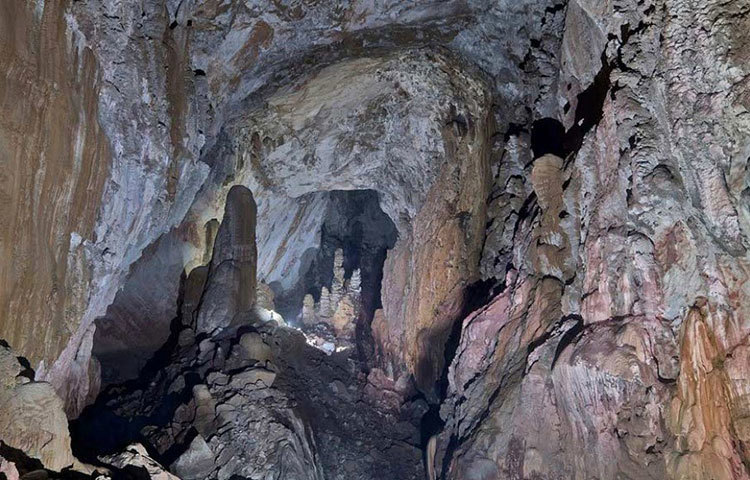 বাইরের জগৎ থেকে বিচ্ছিন্ন এই গুহার নিজস্ব আবহাওয়া চক্র আছে। গুহার ‘আকাশে’ তৈরি হয় মেঘ-ও। নিজের নিয়মেই চলে গুহার জীবন।