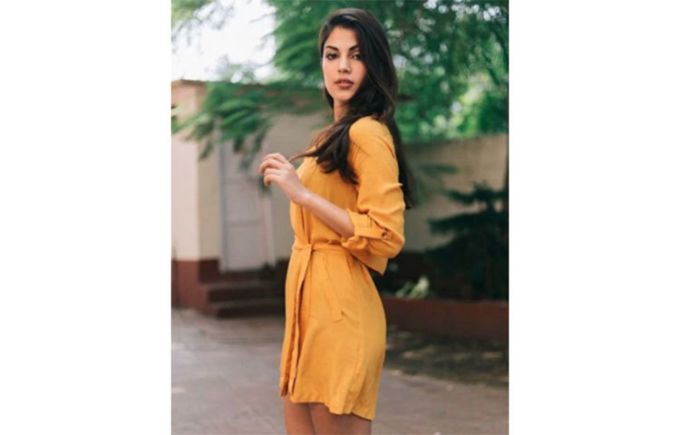 সুশান্তের অ্যাকাউন্ট থেকে ১৫ কোটি নিজের অ্যাকাউন্টে ট্রান্সফার করেন রিয়া, যাতে কেউ তা না জানতে পারেন, তার ব্যবস্থাও করেন অভিনেত্রী।