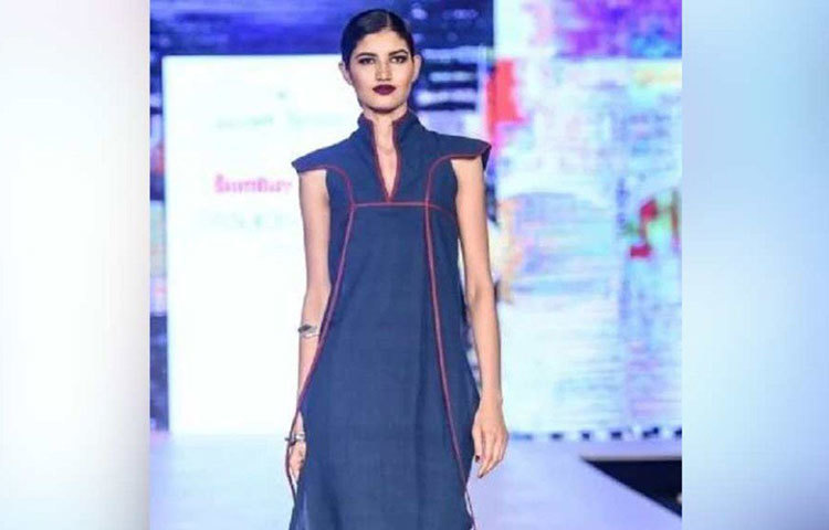 পড়াশোনায় একাগ্রতা বাড়ানোর জন্য নিজেকে বিচ্ছিন্ন করে নিয়েছিলেন সবরকম সমাজমাধ্যম থেকেও। হোয়াটসঅ্যাপ, ফেসবুক, টুইটার ভুলে গিয়ে ঐশ্বর্যার সামনে তখন শুধুই পরীক্ষার পাঠ্য।