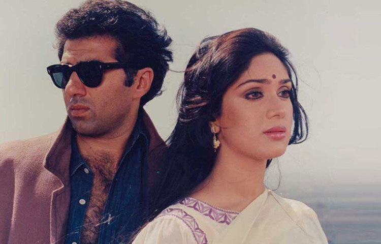 আশির দশকের মাঝামাঝি মীনাক্ষী তখন বলিউডের প্রথম সারির ব্যস্ত নায়িকা। পারিশ্রমিকের দিক দিয়েও বাকিদের তুলনায় এগিয়ে অনেকটাই। ‘ঘায়েল’ ছবির সময় রাজকুমার সন্তোষী মুগ্ধ হন মীনাক্ষীকে দেখে। তিনি প্রোপোজও করে বসেন।