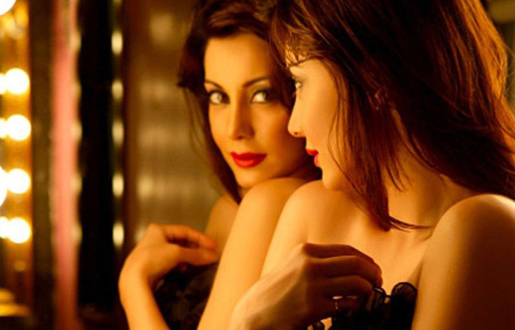 অনুরাগীদের বক্তব্য ছিল, মিনিষার নাকের অস্ত্রোপচার ঠিকমতো করা হয়নি। ফলে তার সৌন্দর্য বৃদ্ধির পরিবর্তে কমে গিয়েছে। এরপর মিনিষা তার নাকে আবার অস্ত্রোপচার করান। কিন্তু ভক্তমহলে আগের জনপ্রিয়তা আর ফিরে পাননি।