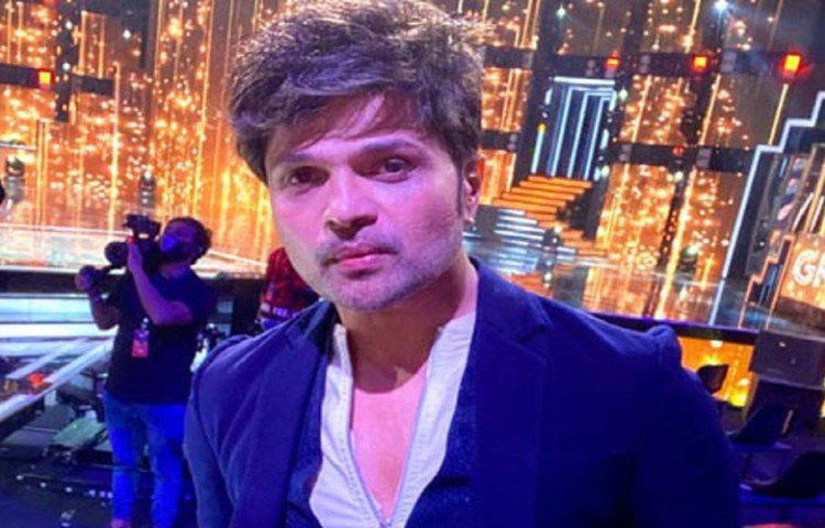 ২০০৬-’০৭ সালে গোটা দেশ যখন ‘হিমেশ ম্যানিয়া’য় ভুগছে, সেই সময়ই সোনু নিগমের সঙ্গে তার সম্পর্কে ছেদ পড়ে। সেই সময় একটি সাক্ষাৎকারে সোনুর সঙ্গে তুলনা টানা হলে হিমেশ বলে বসেন, ‘সোনু নিগম কে? ও তো ছেটখাটো জায়গায় পারফর্ম করে। আমি রকস্টার। আমার গানে মাতোয়ারা সকলে। সোনুর সঙ্গে আমাকে তুলনা করবেন না। আমার কোনো কনসার্টে গেলেই বুঝতে পারবেন কে বেশি জনপ্রিয়।’