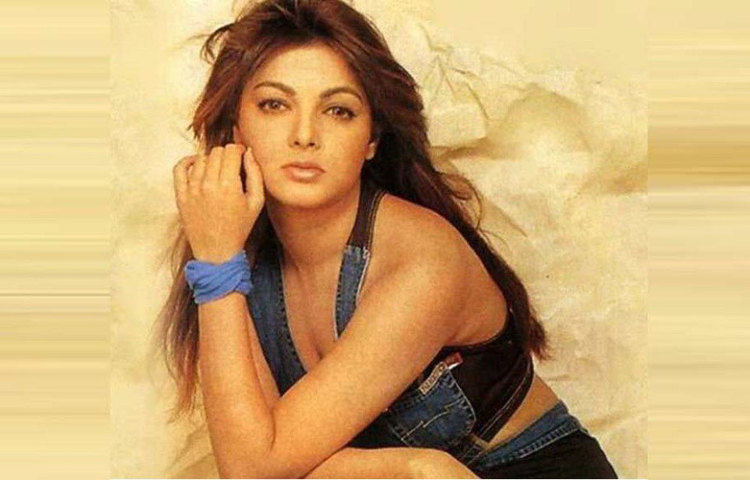 মমতা কুলকার্নি: মমতা এবং তাঁর স্বামী ভিকি দু’জনের বিরুদ্ধেই মাদক রাখার অভিযোগ ছিল। তাদের নাম জড়িয়েছিল মাদক পাচারের সঙ্গেও। গ্রেফতারও হয়েছিলেন মমতা। মমতার বলিউড কেরিয়ার নষ্টের মূল কারণও নাকি এটাই।