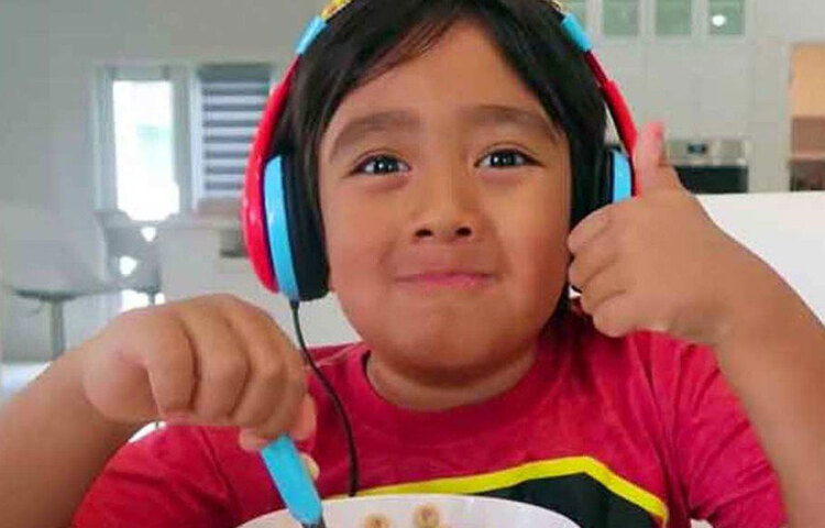 ইউটিউবের সূত্রে জনপ্রিয়তার পাশাপাশি এসেছে অর্থও। বর্তমানে সে প্রায় ৭৩৮ কোটি টাকার মালিক।