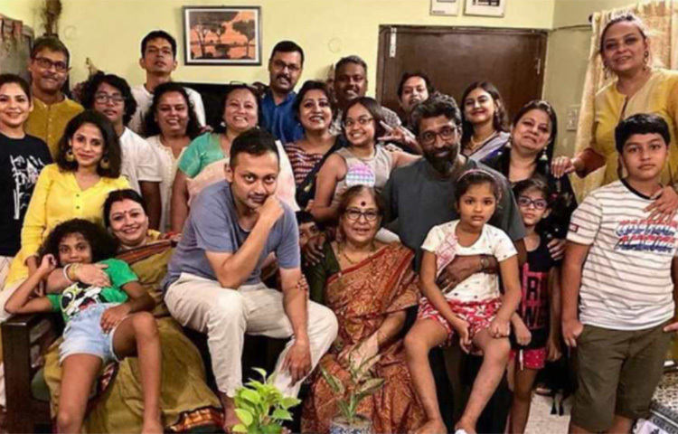 পূজার সন্ধ্যায় সপরিবার বিরসা দাশগুপ্ত। ছবি: সংগৃহীত
