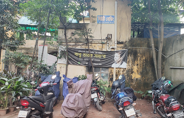 দর্শনার্থীদের জন্য রয়েছে বাইক পার্কিংয়ের সুব্যবস্থা। তাই আপনি চাইলে বাইক নিয়েও যেতে পারবেন এখানে। ছবি: ঝরনা আক্তার জয়া