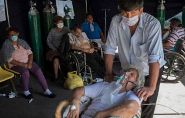 পেরু: করোনা আক্রান্তদের তালিকায় পিছিয়ে নেই আরেক লাতিন আমেরিকার দেশ পেরুও। করোনা সংক্রমিতদের তালিকায় ভারতের পরেই রয়েছে এই দেশ। পেরুতে এখন পর্যন্ত মোট করোনা আক্রান্ত ৭৬,৩০৬। মৃত্যু হয়েছে ২১৬৯ জনের।