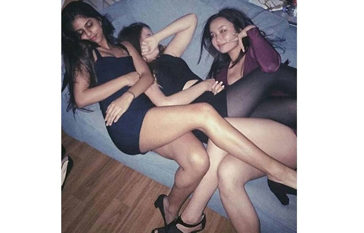 বন্ধুদের সঙ্গে পার্টি।