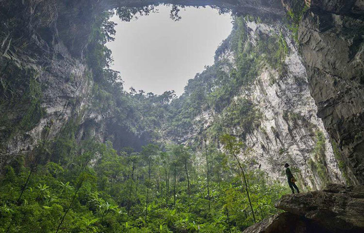 গুহার ছাদে সিঙ্কহোল দিয়ে সূর্যের আলো প্রবেশ করে। ভিতরে নদী থাকায় জলীয় বাষ্পের অভাব হয় না। ফলে মেঘ তৈরির সব উপাদানই মজুত এই গুহায়।