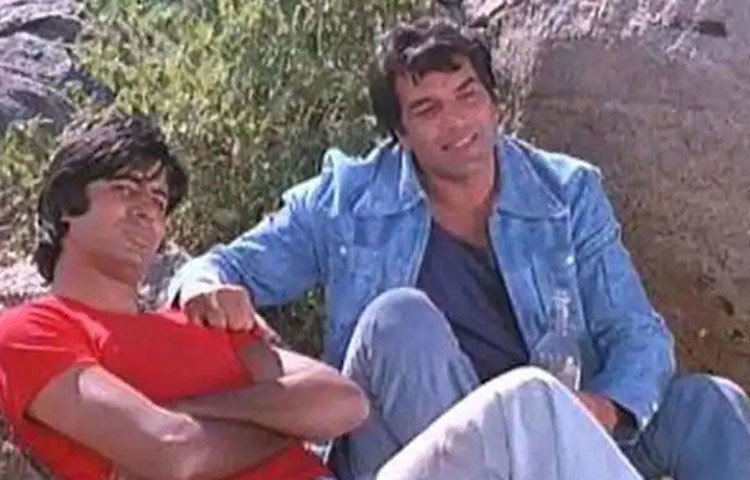 শোনা যায়, ‘শোলে’র পর ইন্ডাস্ট্রিতে নিজের ক্যাম্প গড়ে ফেলেন অমিতাভ। কিন্তু শোলে ছবিতে ‘জয়’-এর চরিত্রের জন্য ধর্মেন্দ্রই যে অমিতাভের নাম সুপারিশ করেছিলেন, সেই সময় তা সামনে আসতে দেননি অমিতাভ। কয়েক বছর আগে অবশ্য সে কথা স্বীকার করে নেন অমিতাভ।