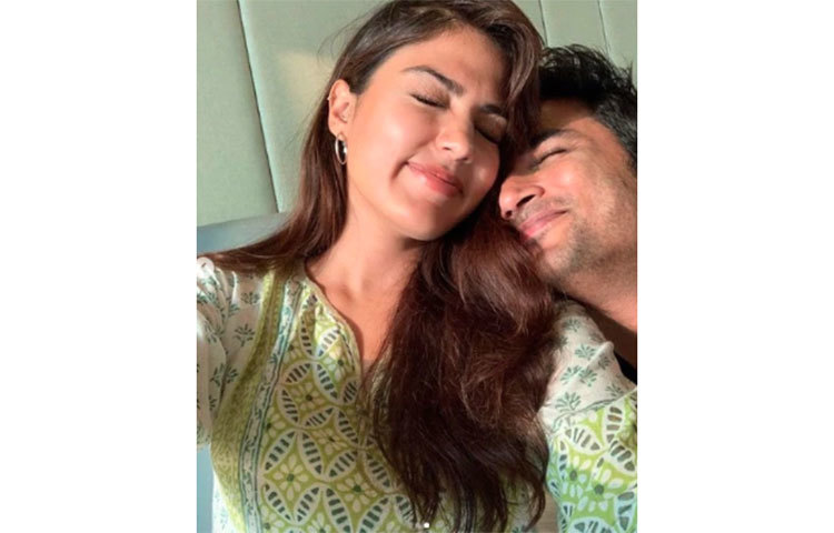 রিয়ার পরিবারের লোকরা সুশান্ত বন্দি বানিয়ে রেখেছিলেন বলেও এফআইআরে দাবি করেন প্রয়াত অভিনেতার বাবা।