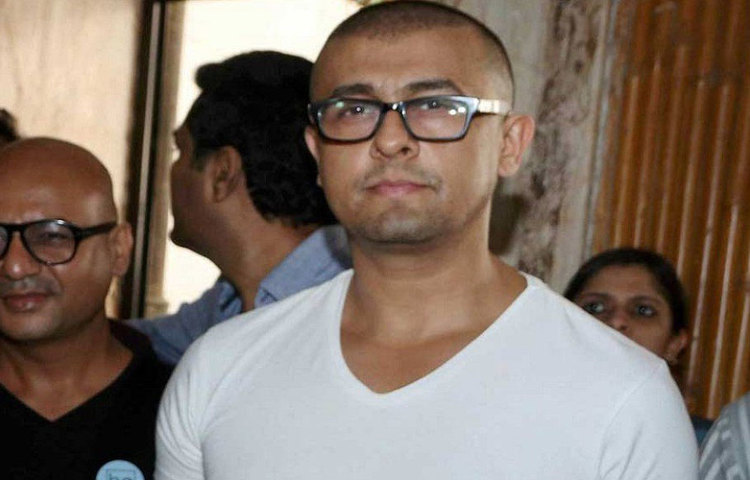 সেই সময় হিমেশের এই মন্তব্যর তীব্র সমালোচনা করেন সোনু। তিনি পাল্টা বলেন, ‘হিমেশ পাগল হয়ে গিয়েছে। সাফল্য দেখে মাথা ঘুরে গিয়েছে ওর। উপরের দিকে অনেকের জন্যই জায়গা রয়েছে। ওর সঙ্গে জায়গা ভাগাভাগি করে নিতে কোনো আপত্তি নেই আমার।’ ছোট্ট বয়স থেকে ওস্তাদ গোলাম মোস্তাফা খানের কাছে হিন্দুস্তানি ক্লাসিক্যালের প্রশিক্ষণ নেয়া সোনু হিমেশের গান গাওয়ার ধরন নিয়েও প্রশ্ন তোলেন। এমনকি ইন্ডাস্ট্রিতে হিমেশের কোনো বন্ধু নেই বলেও দাবি করেন।