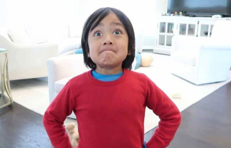 ব্লু আইভি কার্টার। ৮ বছরের আইভি গায়ক-গায়িকা জে জে ও বিয়োন্সের কন্যা। আইভি নিজেও গায়ক হওয়ার পথেই এগোচ্ছে।