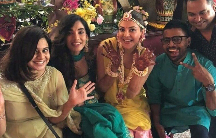 অনুষ্ঠানে যারা উপস্থিত থাকতে পারেননি, তাদের কথা ভুলে যাননি কাজল। এক ফাঁকে ভিডিও কল করে তাদের খোঁজ-খবর নিয়েছেন।