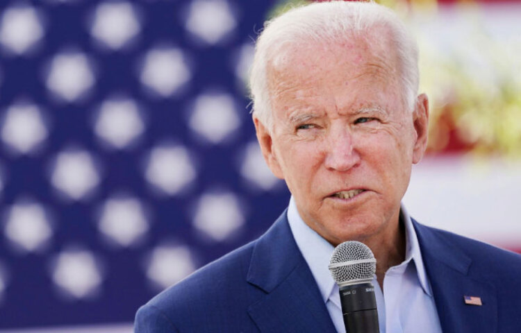 জো বাইডেন ভাইস প্রেসিডেন্ট হিসেবে আফগানিস্তানে মার্কিন বাহিনী জোরদার করার এবং ওসামা বিন লাদেনের বিরুদ্ধে অভিযান চালানোর বিপক্ষে পরামর্শ দেন। মার্কিন প্রেসিডেন্ট নির্বাচনে ডেমোক্র্যাট প্রার্থী হওয়ার লড়াইয়ে নামার ঘোষণা দেওয়ার পর তিনি ইয়েমেনের গৃহযুদ্ধে সৌদি আরবের প্রতি আমেরিকার সমর্থন বন্ধ করার পক্ষেও মত তুলে ধরেন।