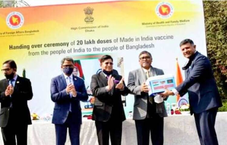 ভারত সরকার বাংলাদেশকে কোভিড-১৯-এর ভ্যাকসিন ‘কোভিশিল্ড’-এর (অক্সফোর্ড-অ্যাস্ট্রাজেনেকা ভ্যাকসিন) ২০ লাখ ডোজ উপহার হিসেবে প্রদান করেছে। এ বিষয়ে ঢাকায় রাষ্ট্রীয় অতিথি ভবন পদ্মায় আয়োজিত এক অনুষ্ঠানে ভারতের হাইকমিশনার বিক্রম কুমার দোরাইস্বামী এ কথা বলেন। ওই সময় ভারতীয় হাইকমিশনার ভ্যাকসিনগুলো পররাষ্ট্রমন্ত্রী ড. এ. কে. আব্দুল মোমেন এবং স্বাস্থ্য ও পরিবার কল্যাণ মন্ত্রী জাহিদ মালেকের কাছে হস্তান্তর করেন। ছবি: জাগো নিউজ
