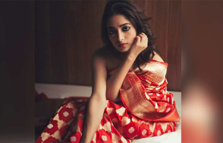 নবমীতে সাবেক বাঙালি-সাধে ইশা সাহা। ছবি: সংগৃহীত