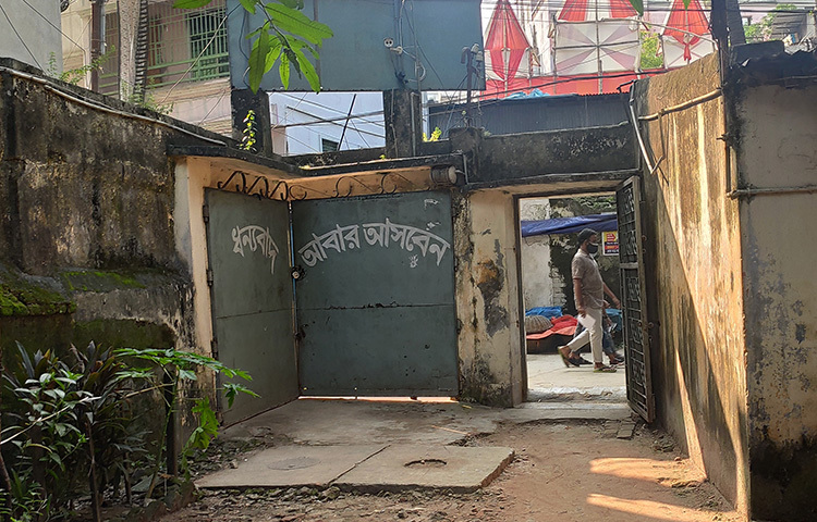 বোর্ডিং ঘোরা শেষে ফটক দিয়ে বের হওয়ার সময় দর্শনার্থীদের ধন্যবাদ, আবার আসবেন বলে আমন্ত্রণ জানানো হয়েছে। ছবি: ঝরনা আক্তার জয়া